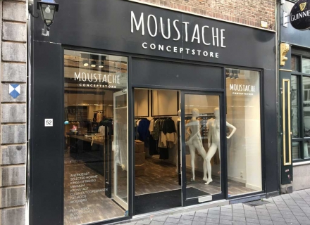 Gevel reclame en belettering voor Moustache